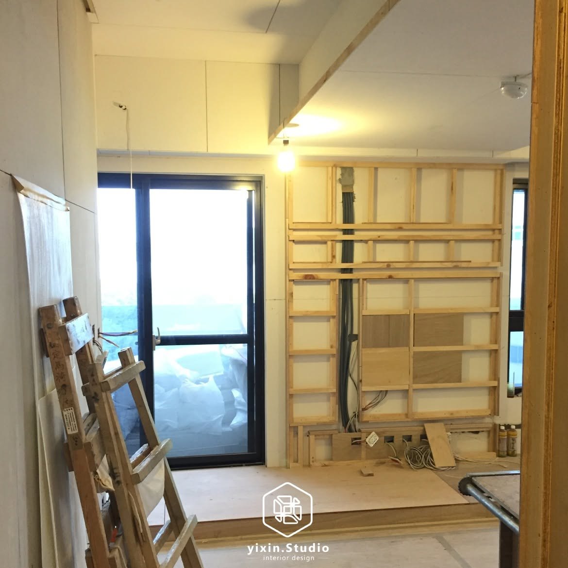 台南住宅翻新工程紀錄-木作封板前電視牆角料與管線-一新設計