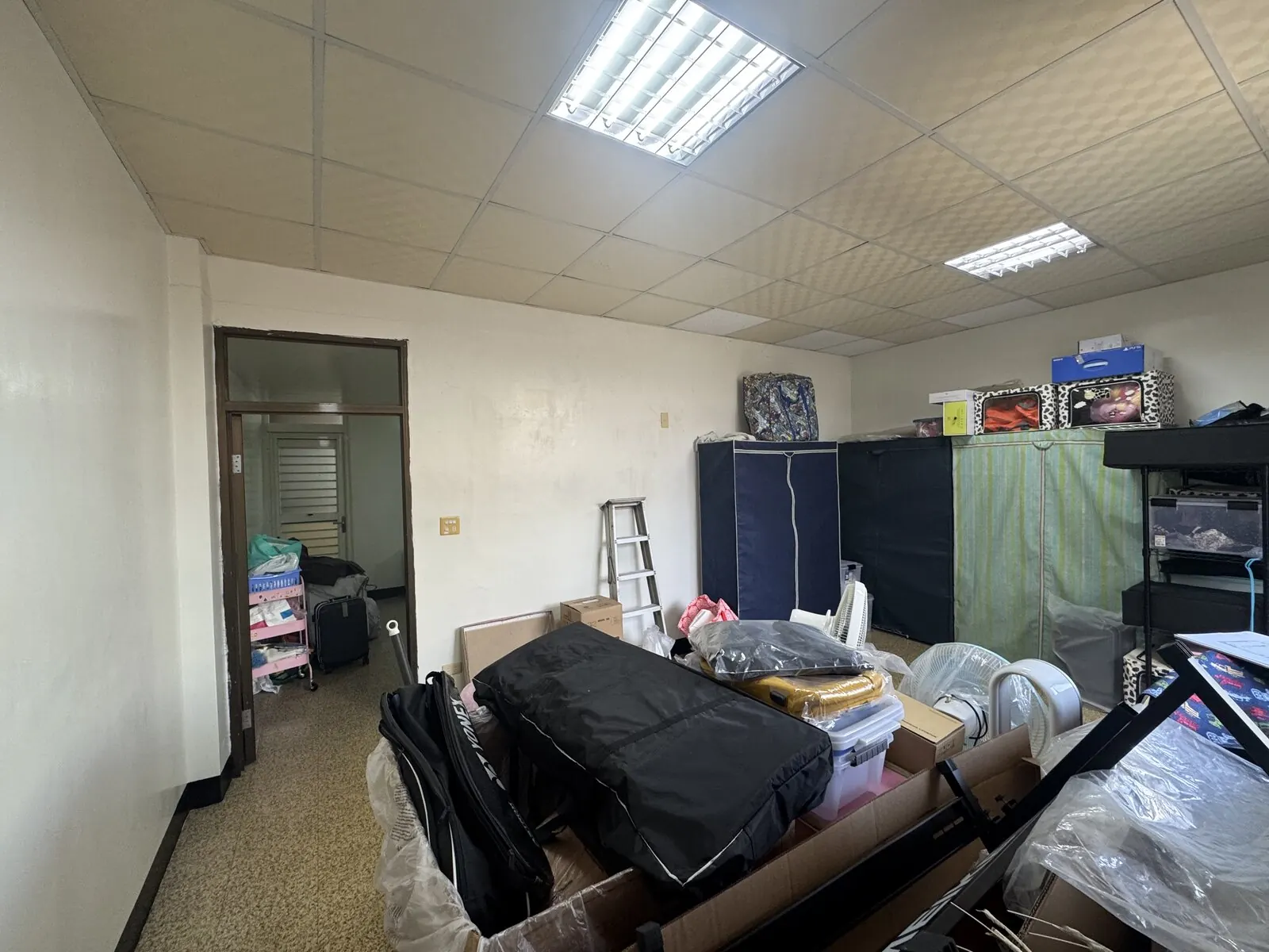 改造前：幾乎荒廢，堆放雜物