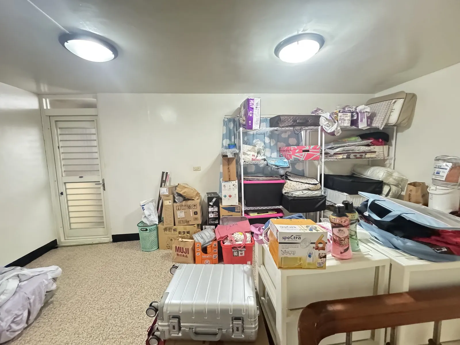 改造前：畸零角堆滿雜物