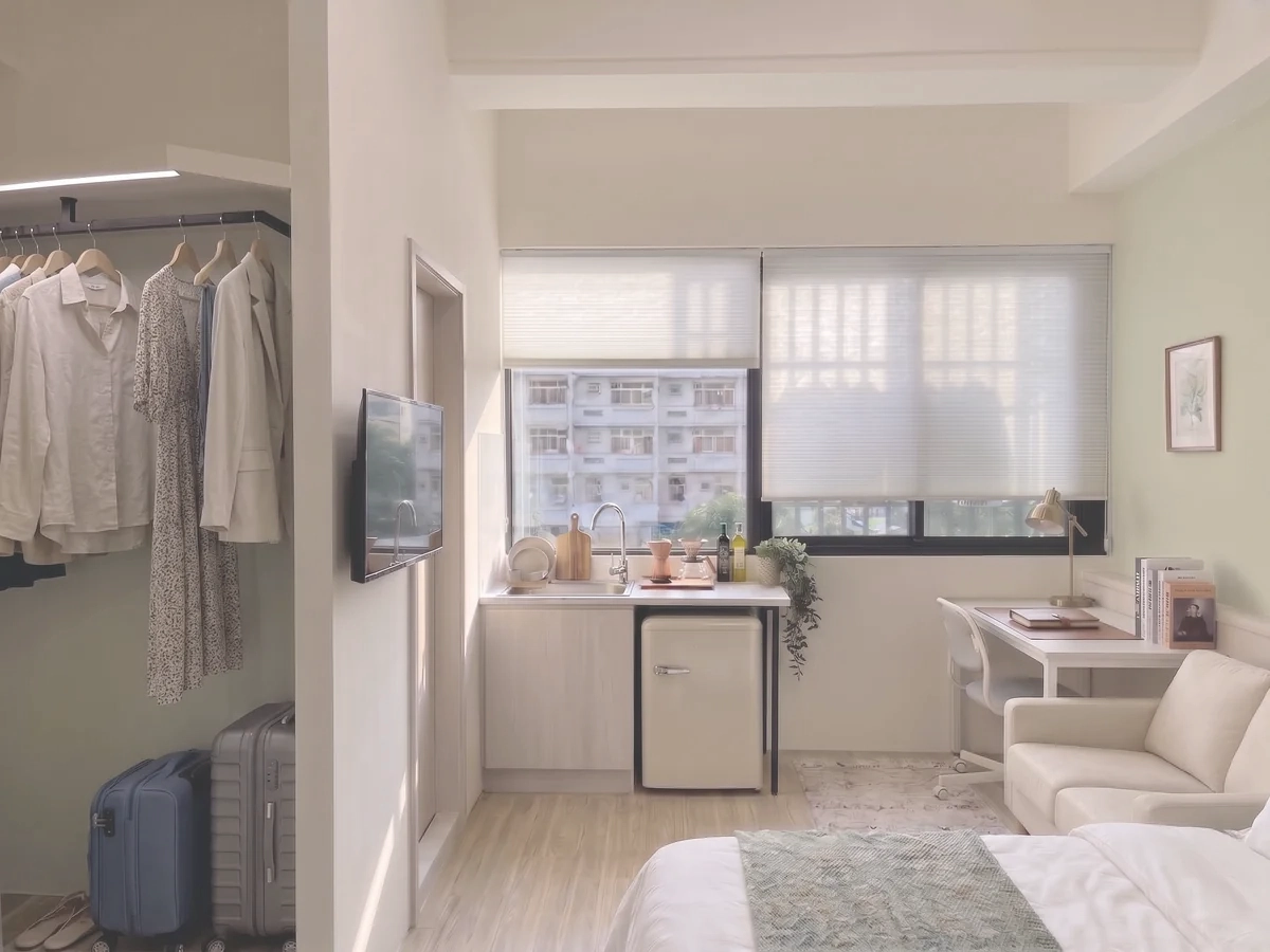 3F後套房情境照：吊衣區、Minibar、書桌與沙發一應俱全。