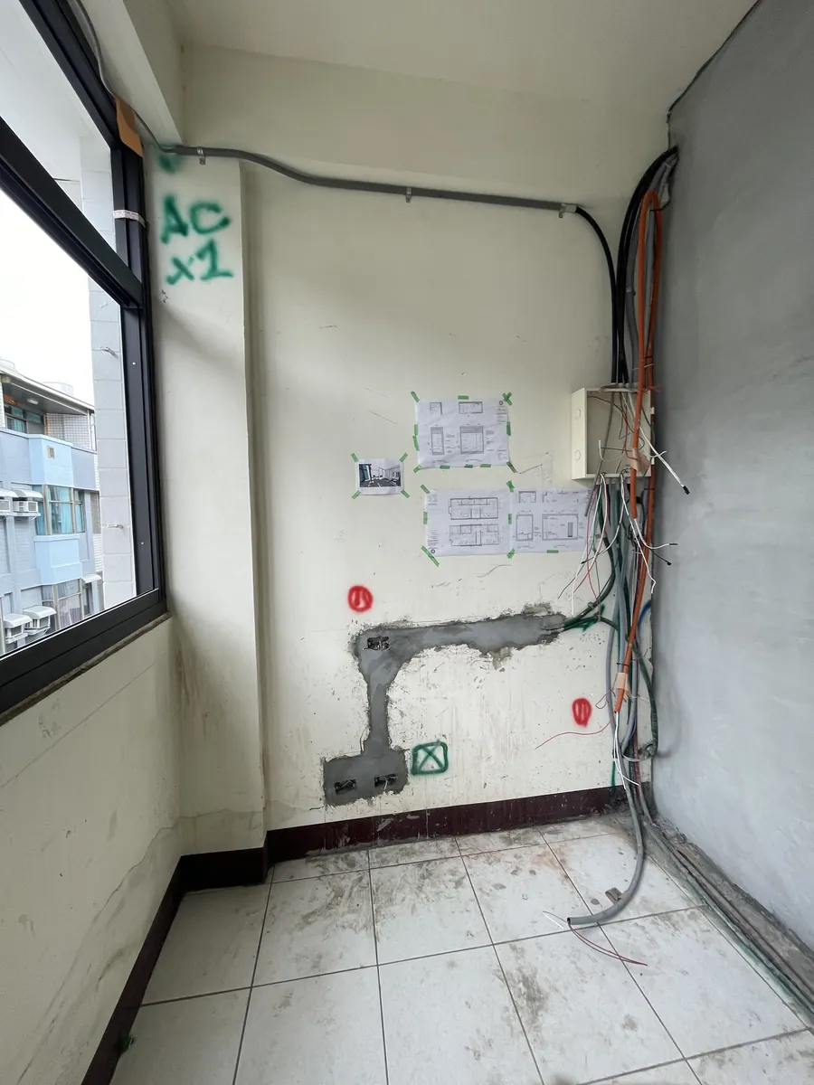 4F前套房施工中：窗邊預留套房專屬獨立迴路及匯流排配電箱。