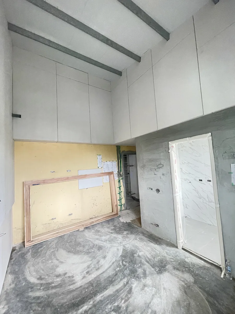 5F後 施工中：衛浴貼磚完成，牆面封板。