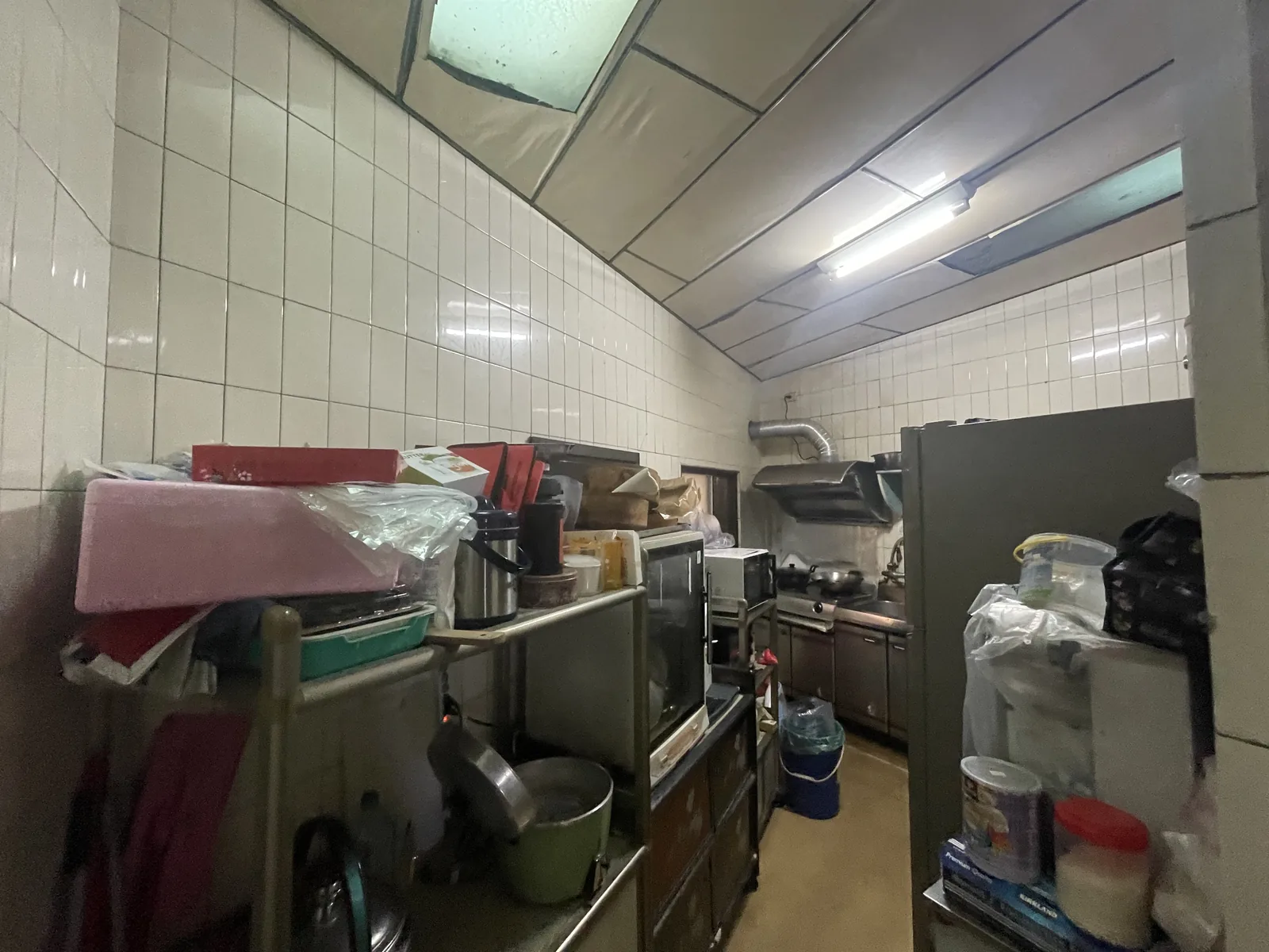 施工前：三角型廚房，動線狹窄