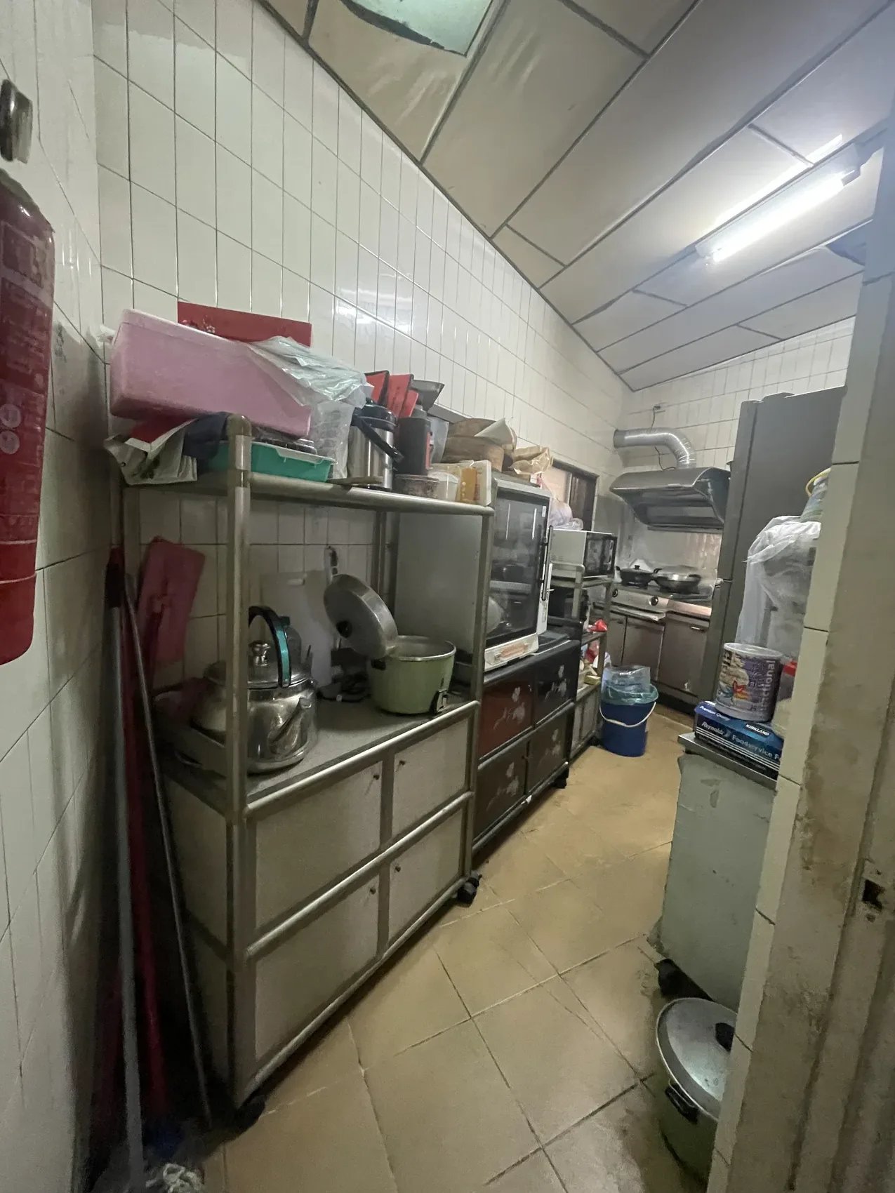 改造前：三角型廚房，動線狹窄危險