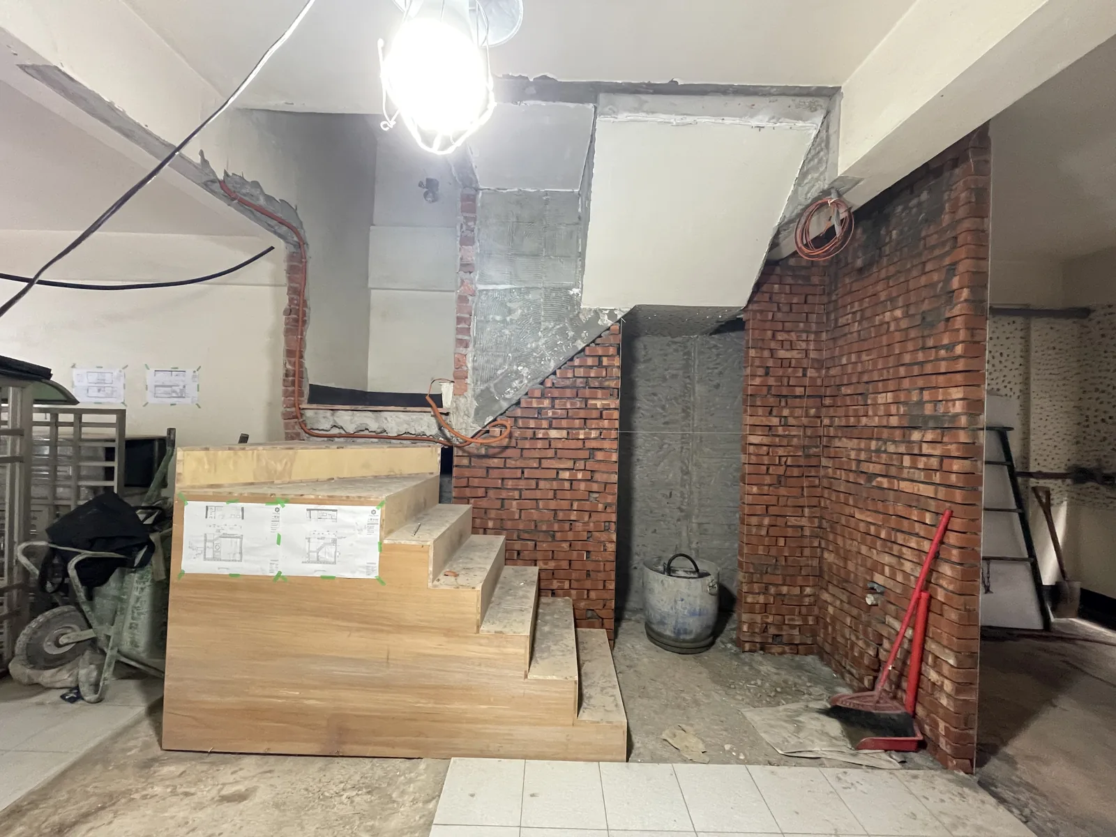 施工中：拆除舊衛浴，新砌磚牆重新隔出客廁，旁邊架設木作臨時梯