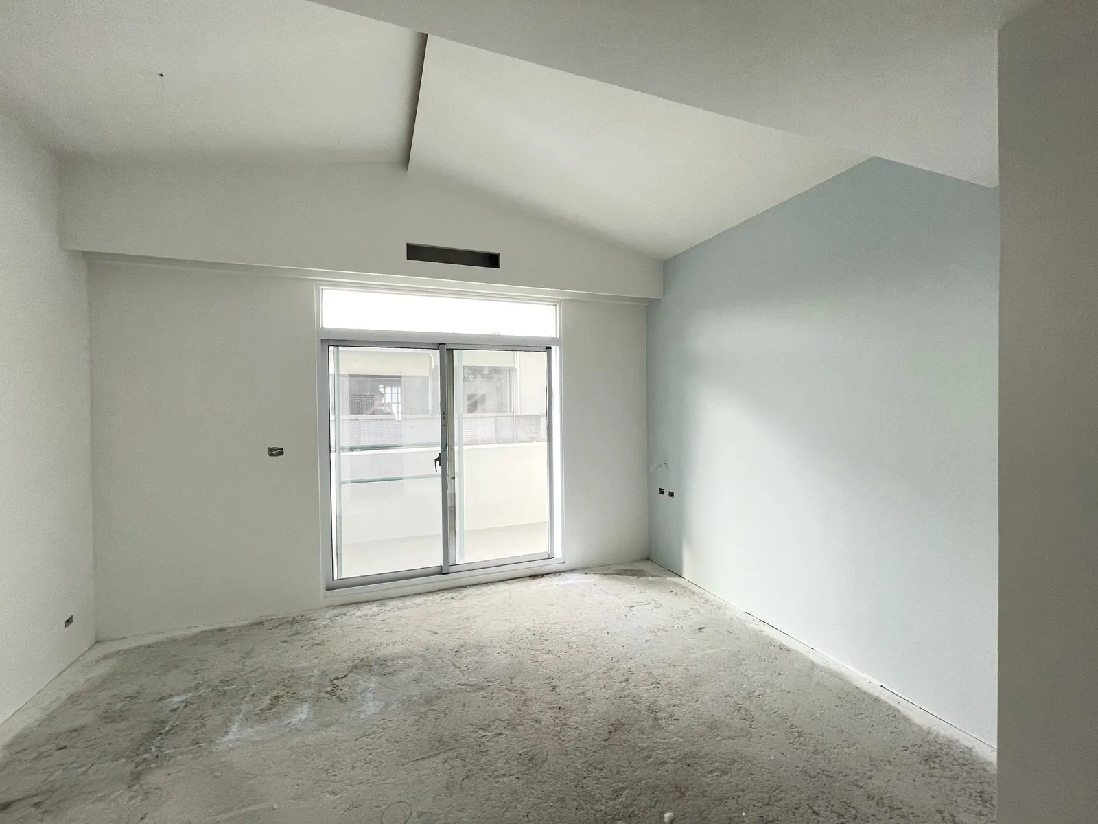 施工中：斜屋頂天花與牆面完成，落地推拉門通往新陽台