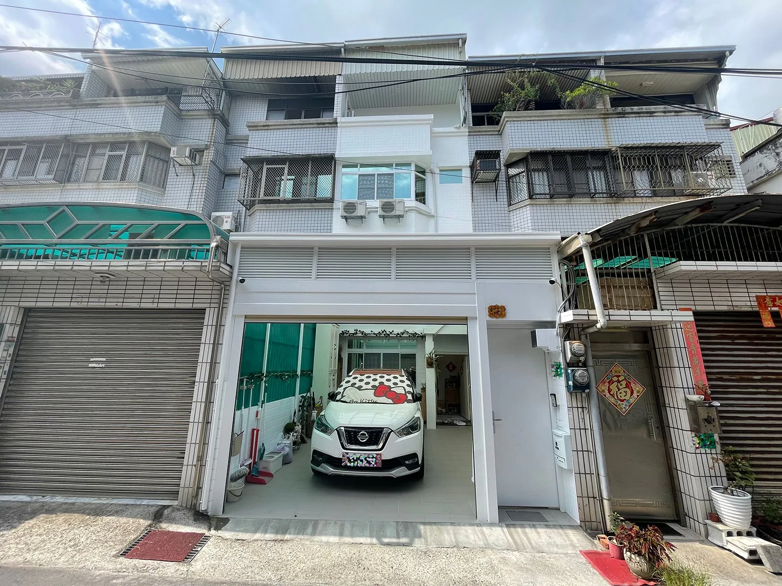 台南永康40年透天老屋翻新後：白色外觀車庫全開，一掃老屋陰暗印象