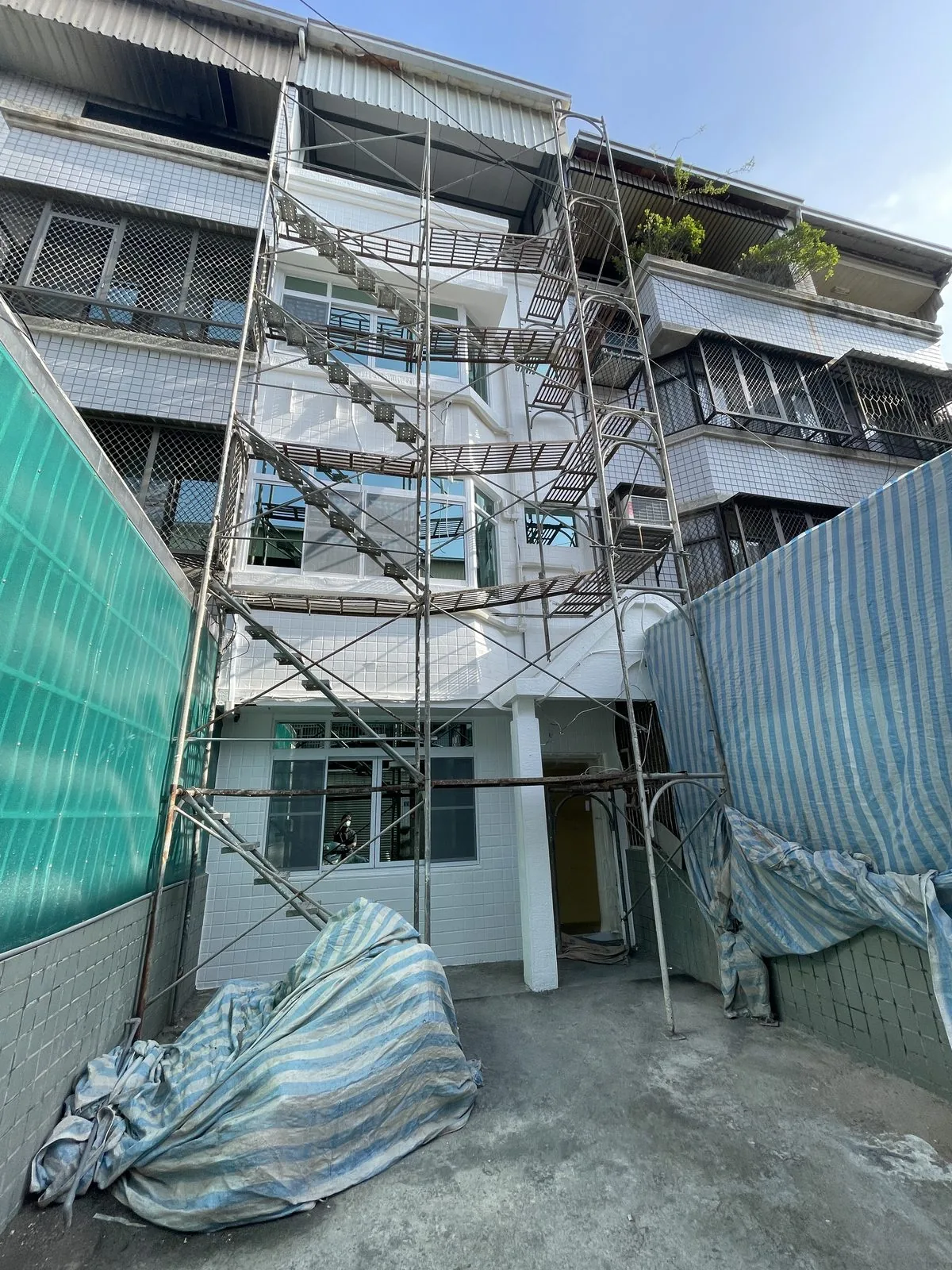 搭設全棟鷹架，施作多道防水工序