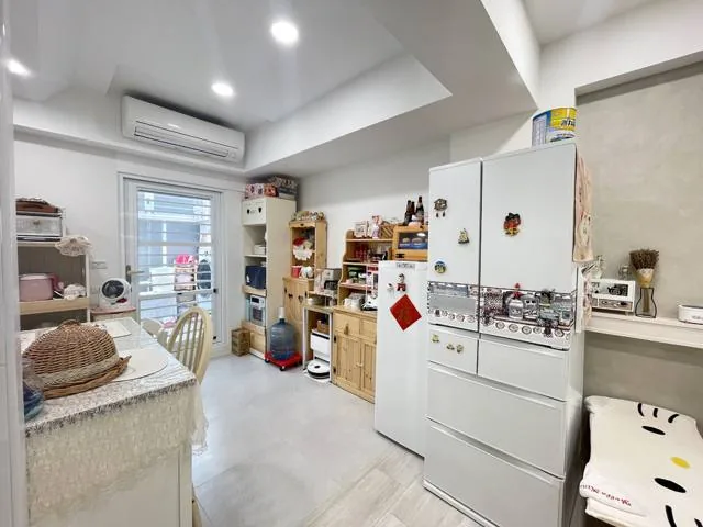 改造後：廚房緊鄰冰箱與用餐區