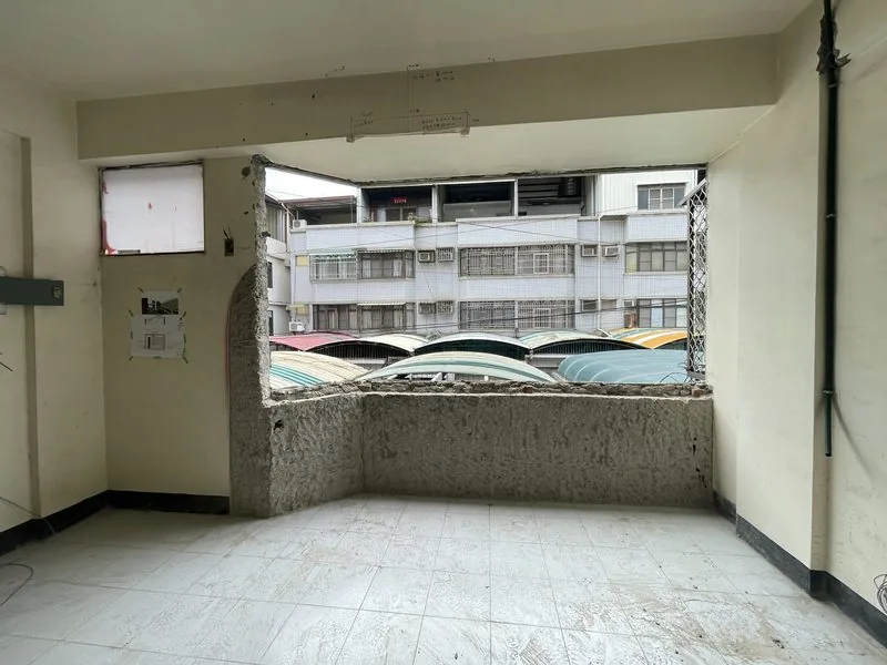 改造後：主臥窗邊臥榻與百葉窗