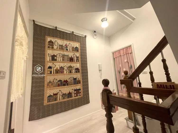 樓梯間端景牆：屋主珍藏拼布作品