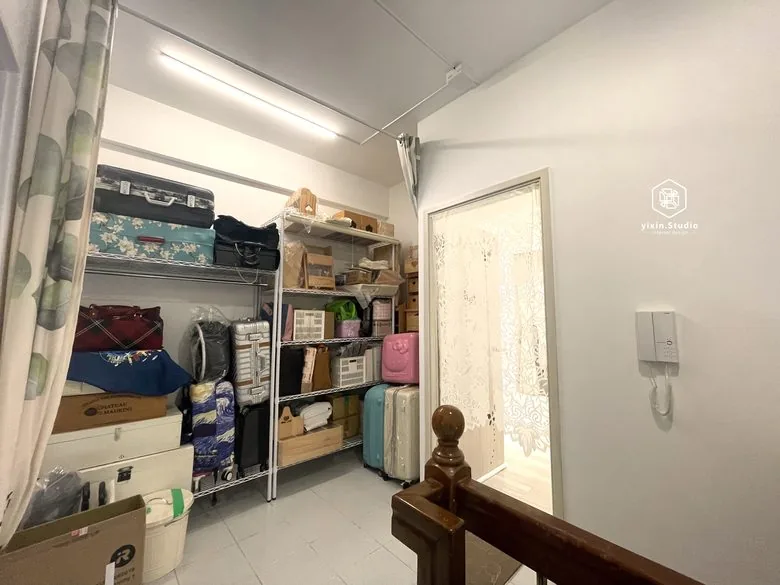 改造後：整面層架收納行李箱與換季用品