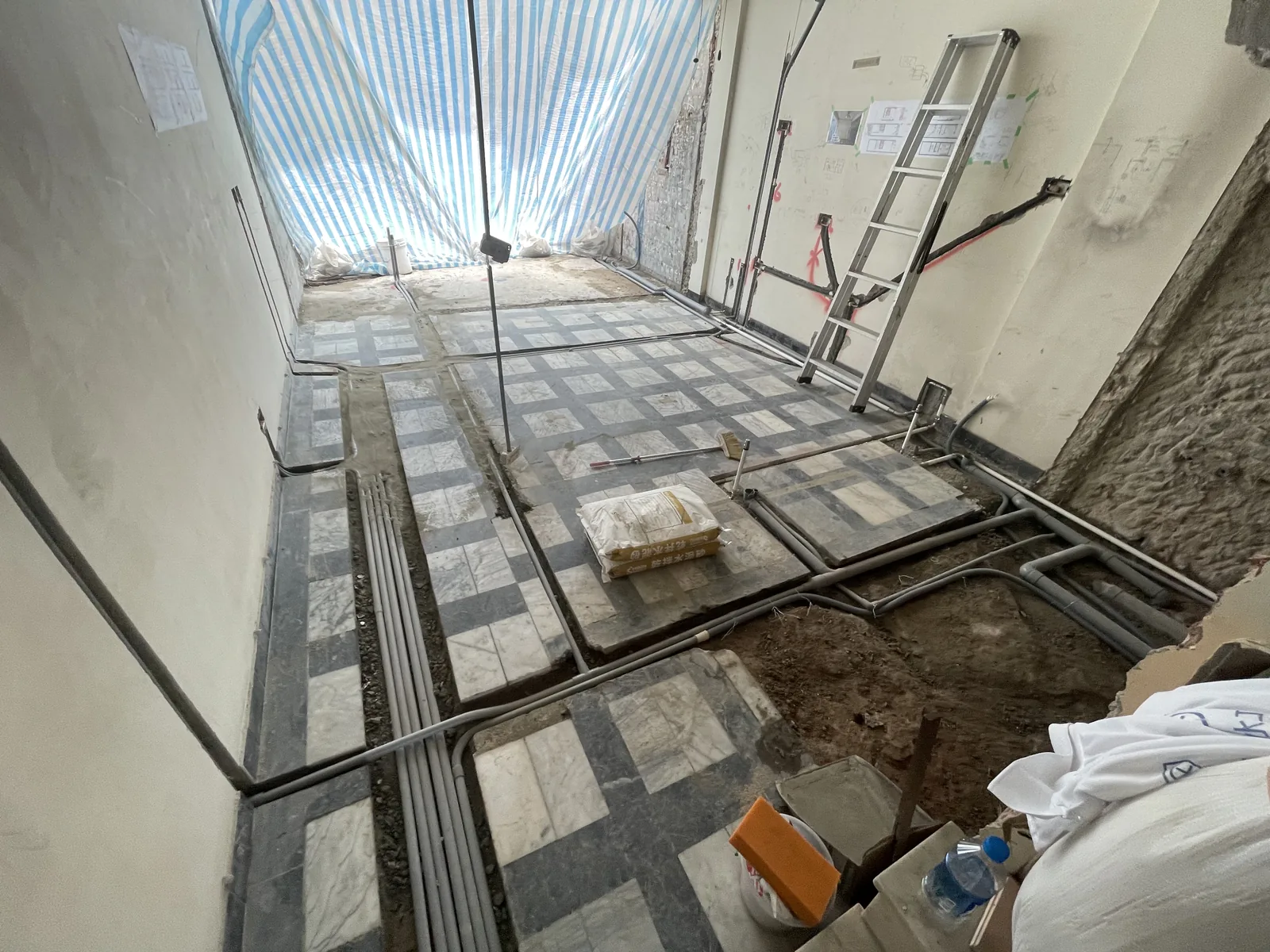 台南 30 年透天老屋翻新施工中：地坪打除後全室水電管線重新配置